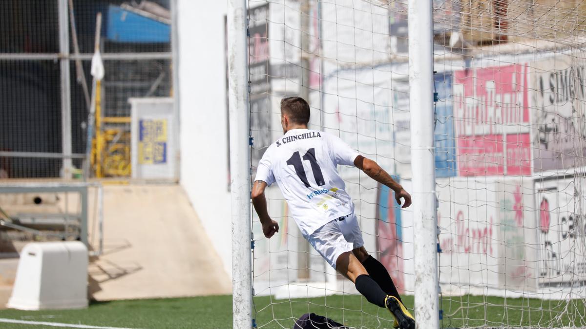 Chinchilla corre a celebrar su gol, tras marcar a placer el 1-0.