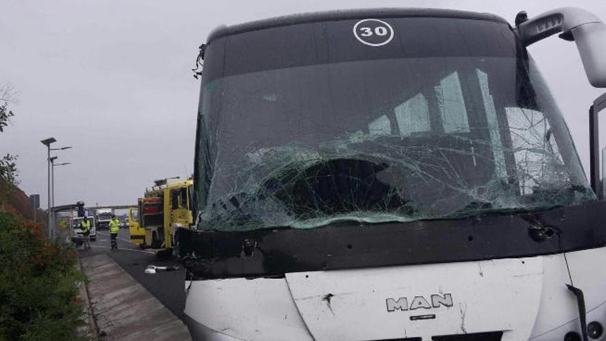 Así quedó la guagua tras chocar con un camión en la carretera del Norte.