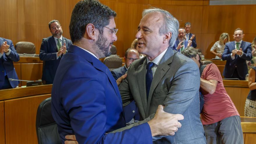 Jorge Azcón, felicitado por el líder de Vox en Aragón, Alejandro Nolasco, tras ser investido presidente de la comunidad autónoma.