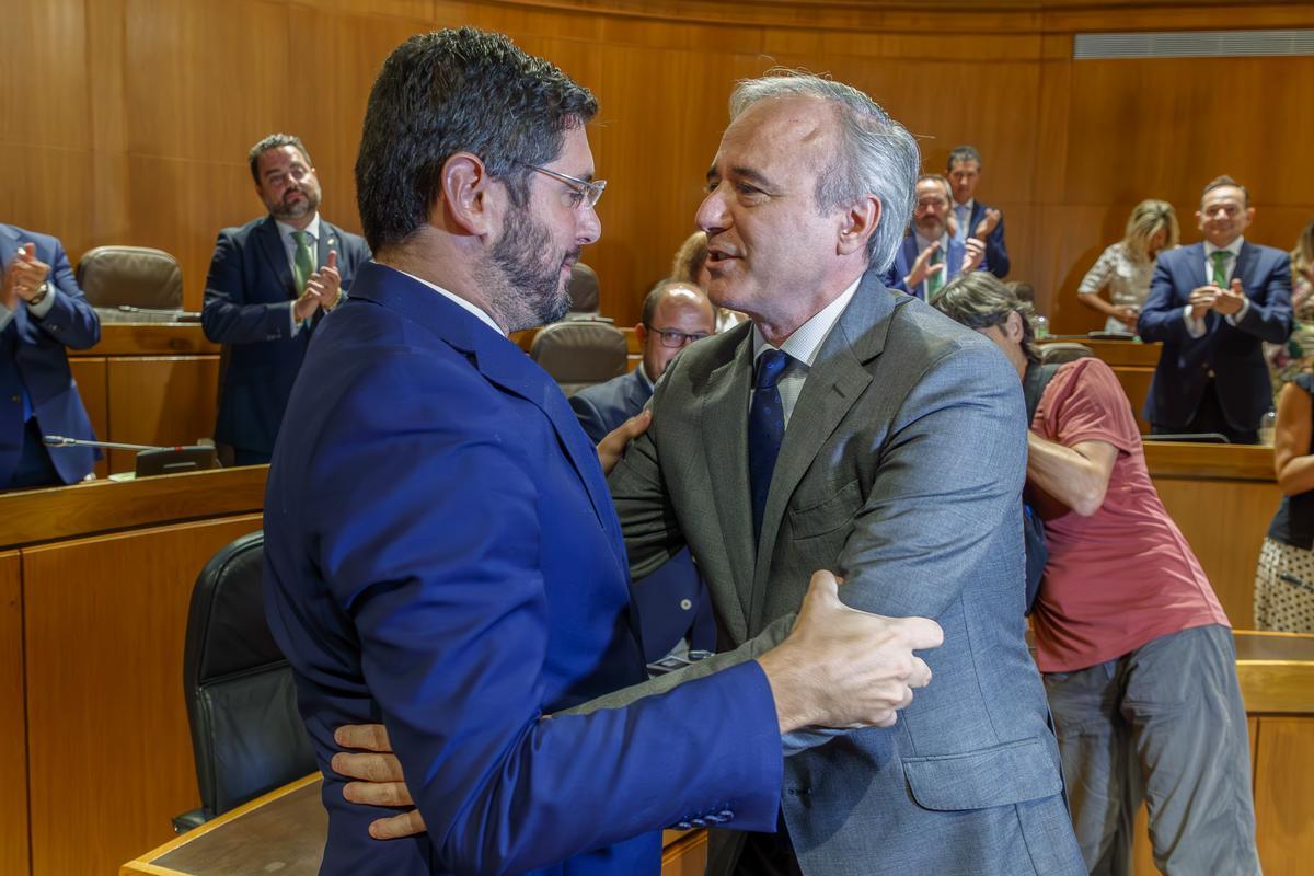 Jorge Azcón, felicitado por el líder de Vox en Aragón, Alejandro Nolasco, tras ser investido presidente de la comunidad autónoma.