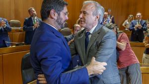 ZARAGOZA, 10/08/2023.- El popular Jorge Azcón (d) saluda al portavoz de Vox y próximo vicepresidente, Alejandro Nolasco tras ser investido como presidente de Aragón durante la segunda jornada de debate este jueves, en Zaragoza. EFE/ Javier Belver