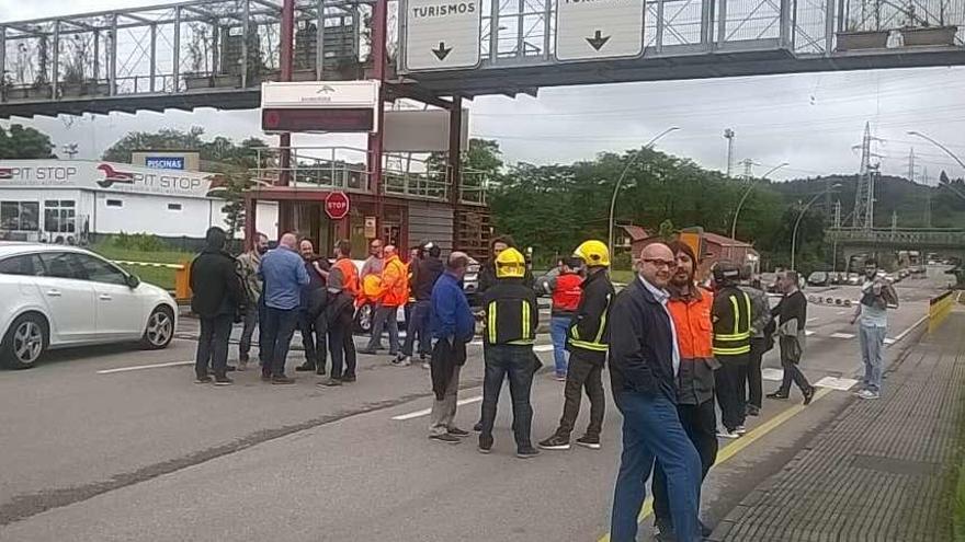 Los bombreros de Arcelor, durante la protesta.