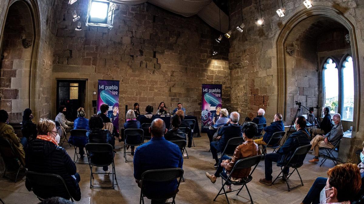 Mi pueblo lee une a grandes autores de la literatura nacional con sus lectores de la España rural.