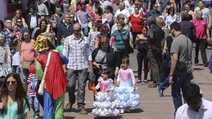 Asistentes a la edición de la Feria de Abril del 2015, en el Fòrum.