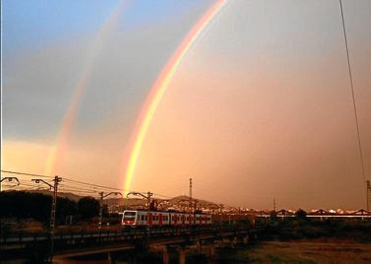 Imagen de un arcoiris doble en Sant Boi de Llobregat.