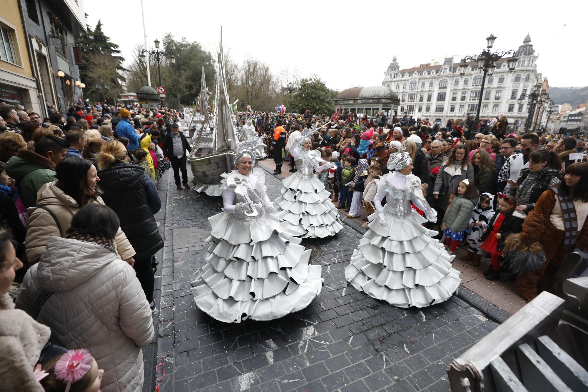 El descubrimiento de Gaitaxia en el desfile de Oviedo.