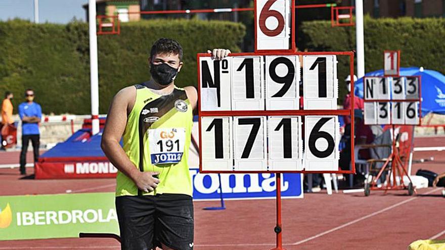 Arriba, Emiliano durante su último lanzamiento; debajo, posa con su récord de Asturias. | RFEA / Miguelez Team