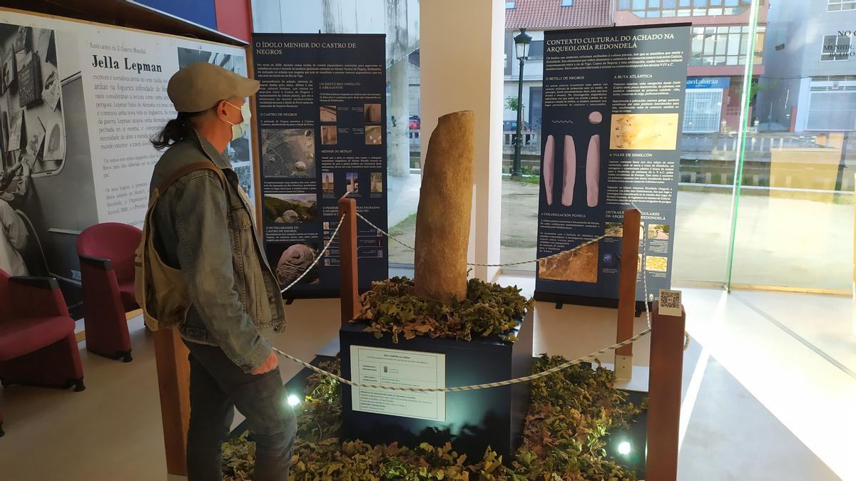 Una persona observa el menhir en el Multiusos de A Xunqueira de Redondela, ayer. / A.P.