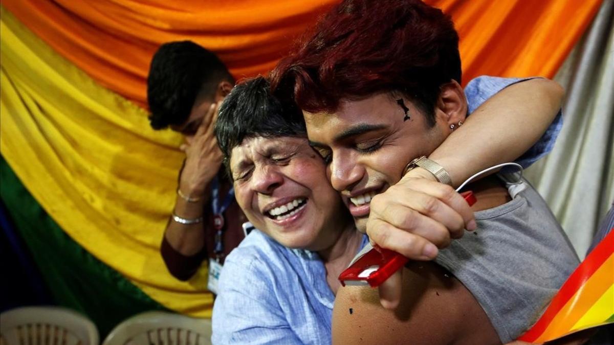 Miembros de la comunidad LGTB india celebran el fallo del Tribunal Supremo de la India sobre las relaciones homosexuales.