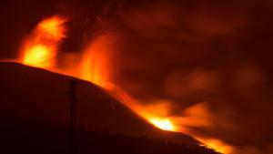 L’obertura de dues noves boques eruptives obliga a confinar 3.500 veïns més a La Palma