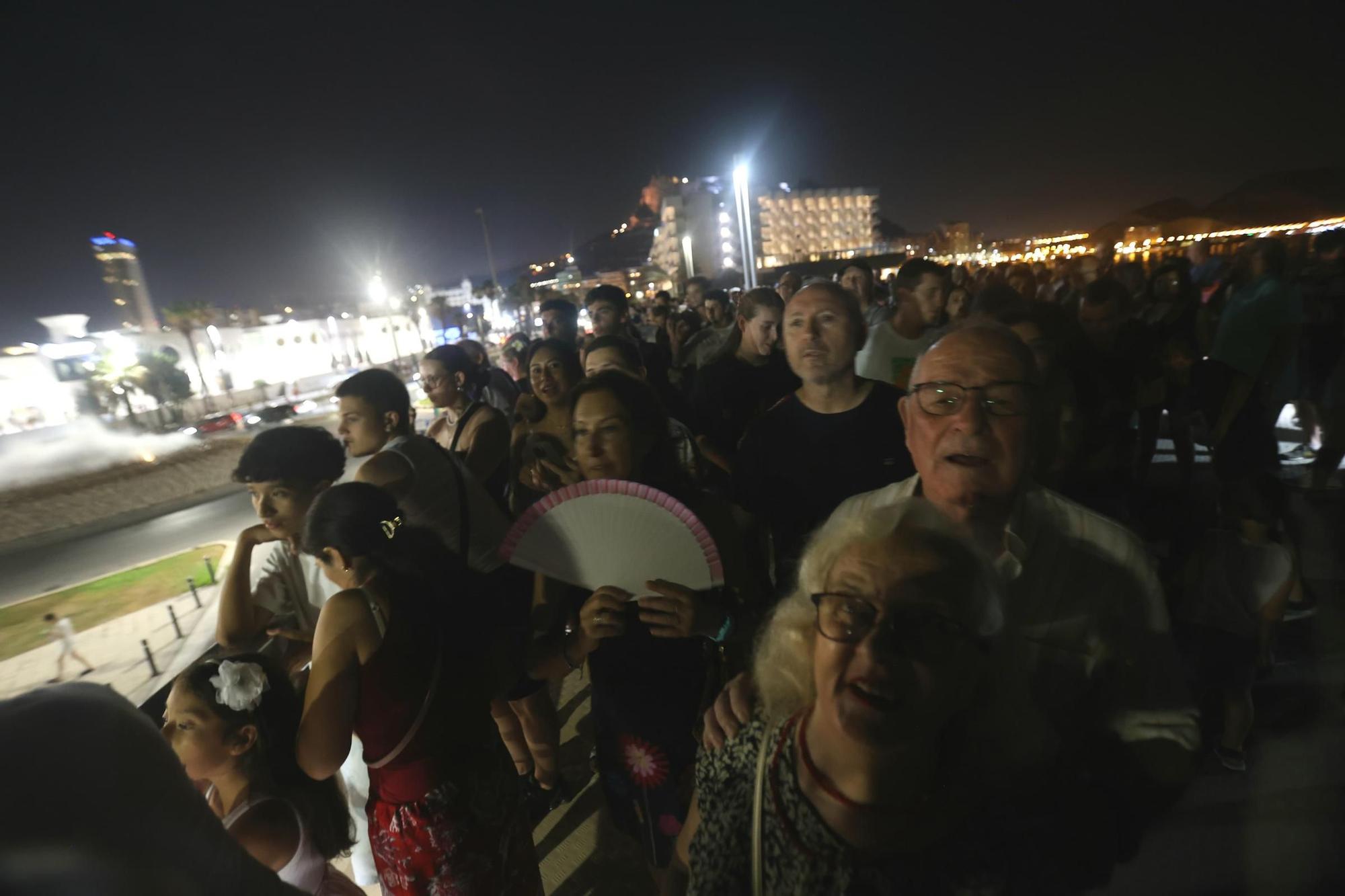 Así ha sido el espectáculo de drones en Hogueras que ha iluminado el cielo de Alicante
