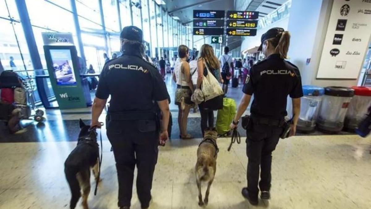 Dos agents de la Policia Nacional en tasques de vigilància a l’aeroport de Manises