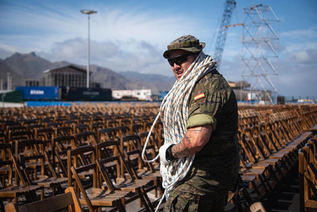 El Ejército coloca las sillas para la misa del papa León XIV en el puerto de Santa Cruz de Tenerife