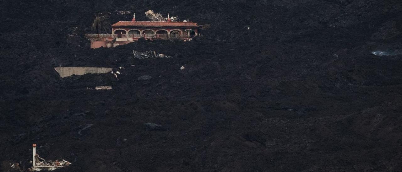 Densa nube de gas cerca del cono del volcán de La Palma