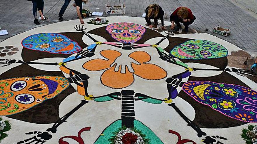 Los alfombristas trabajando ayer en Bueu.   | // G.NÚÑEZ 