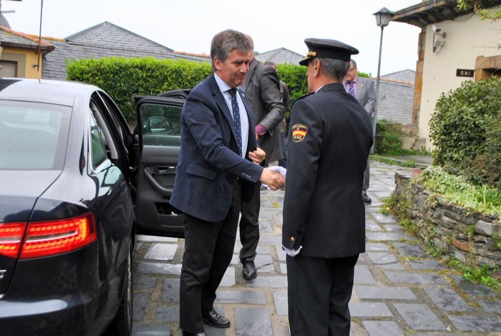 Ignacio Cosidó en la comisaría e Luarca para distinguir a dos agentes: Francisco García e Ignacio González- Cachón