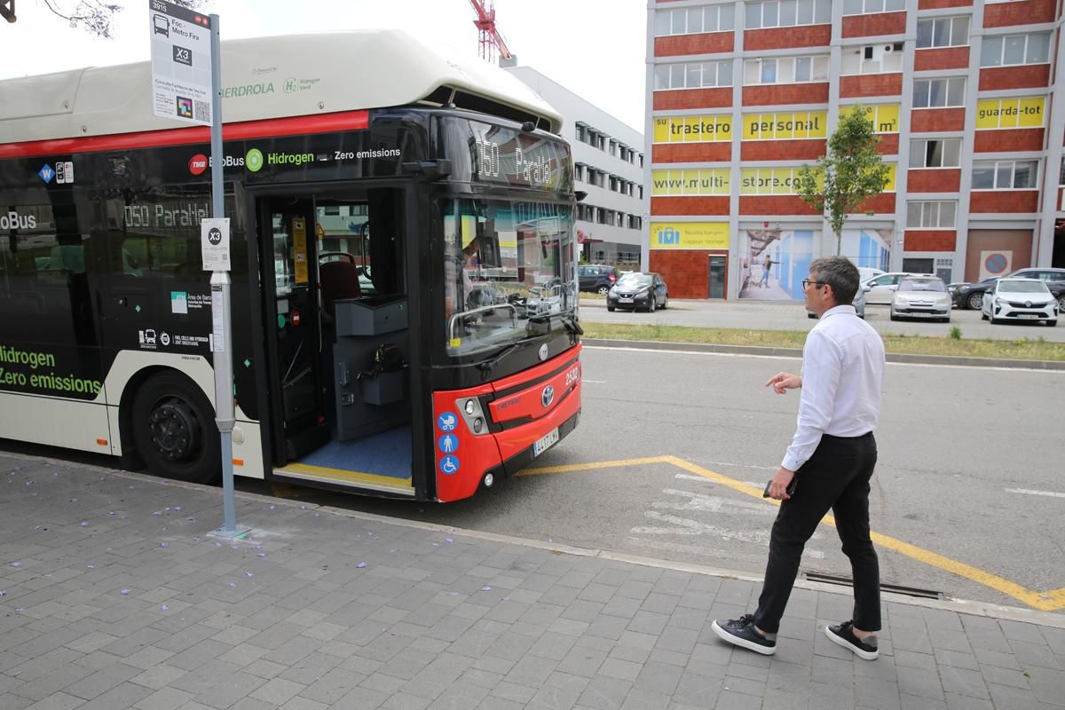 Presentación del bus X3, que conecta Barcelona y LHospitalet de forma más directa