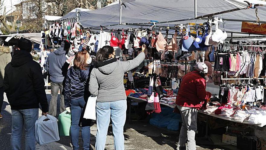 Uno de los puestos de textil, ayer, en la feria de Redondela.   | // R. GROBAS