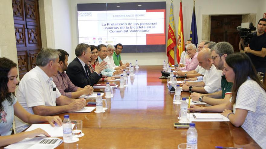 Mesa de trabajo en la que se abordó ayer en el Palau de la Generalitat el Libro Blanco para la protección de los ciclistas.