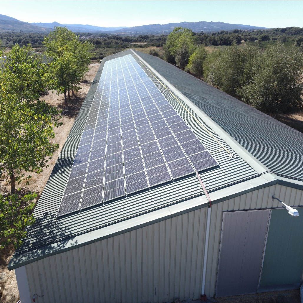 Instalación fotovoltaica de Voltfer en una granja de Coren