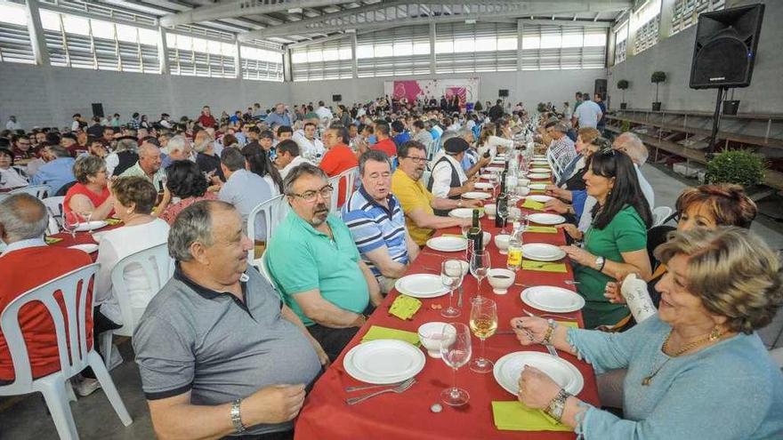 El pabellón, durante la comida oficial, en la que participaron más de 600 comensales. // Iñaki Abella