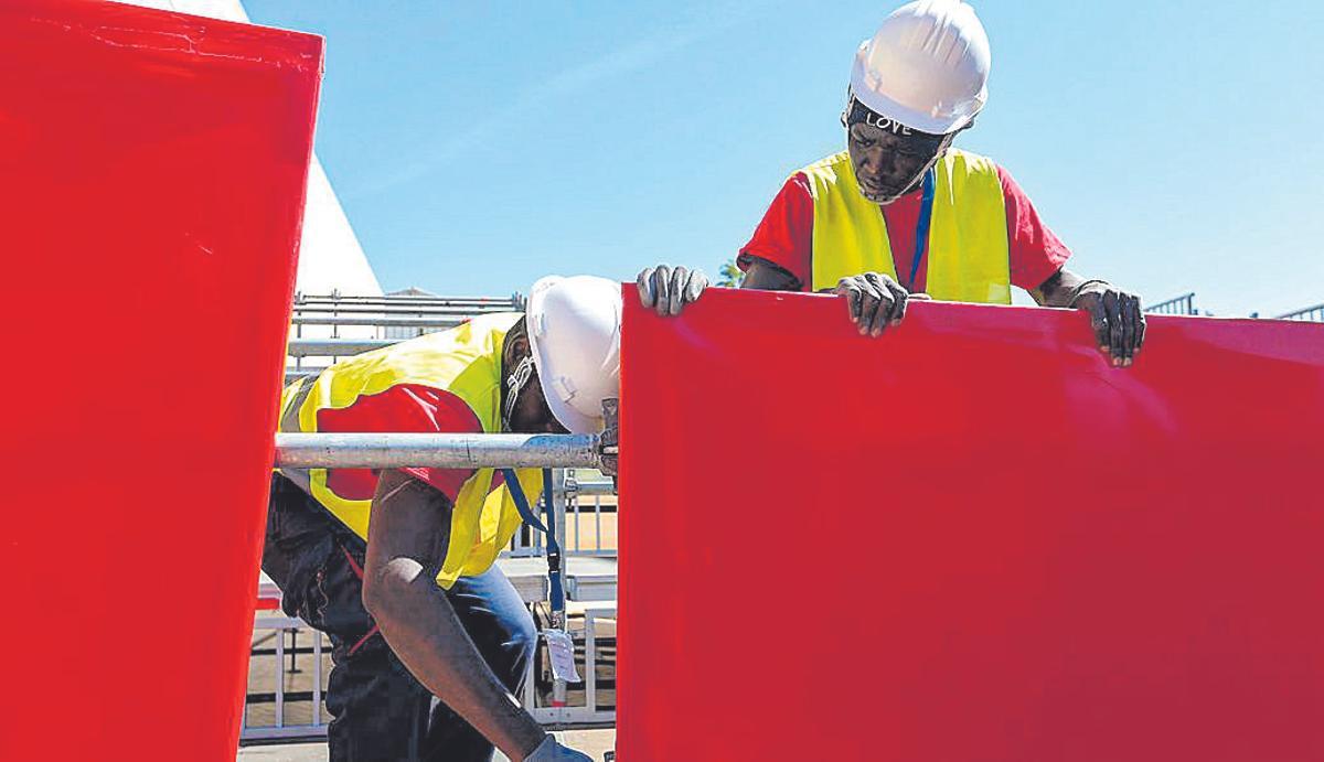 Seckou Diwara y Negueba Dialo se forman en montajes de estructuras.