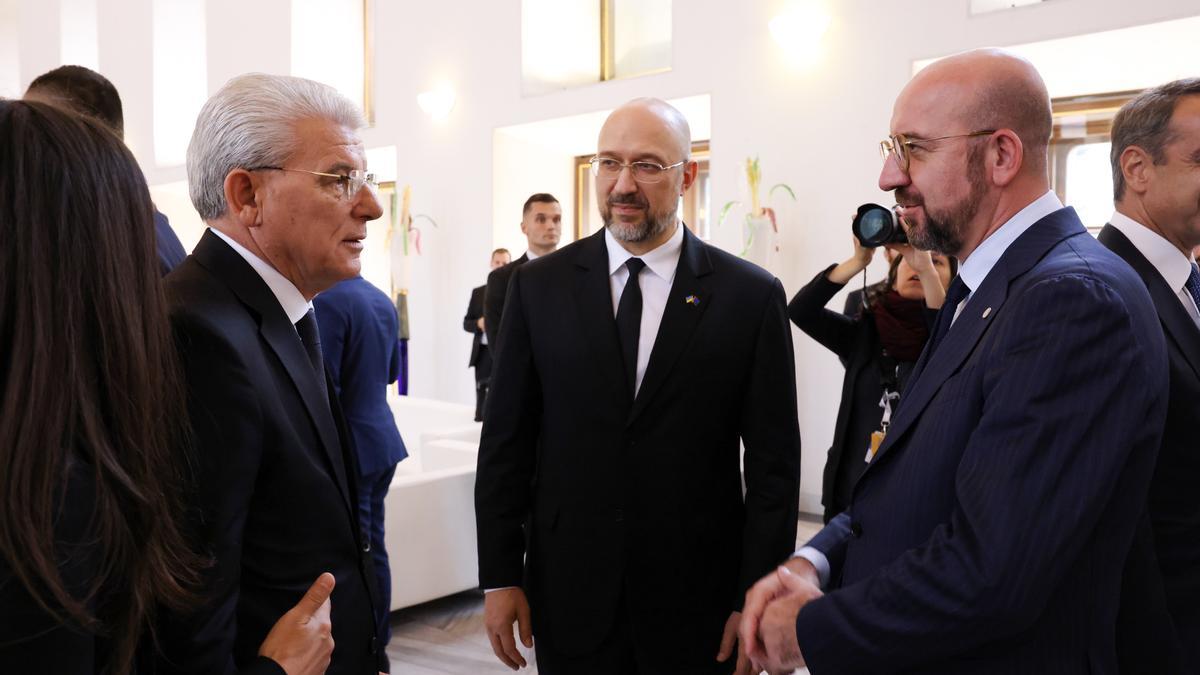 El president del Consell Europeu, Charles Michel, amb el primer ministre d'Ucraïna, Denys Shyhal, i el president de Bòsnia i Hercegovina, Šefik Džaferovicfrom, en la cimera de la Comunitat Política Europea