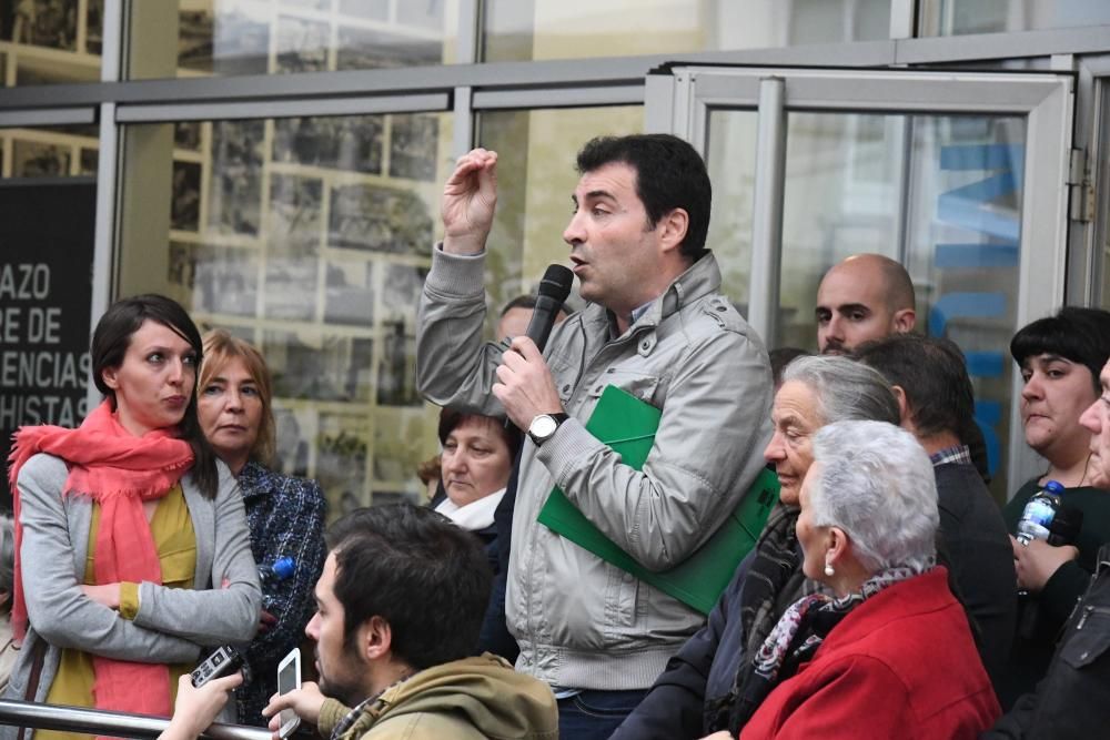 Asamblea de vecinos en el centro cívico de Eirís con Silvia Cameán y Xiao Varela