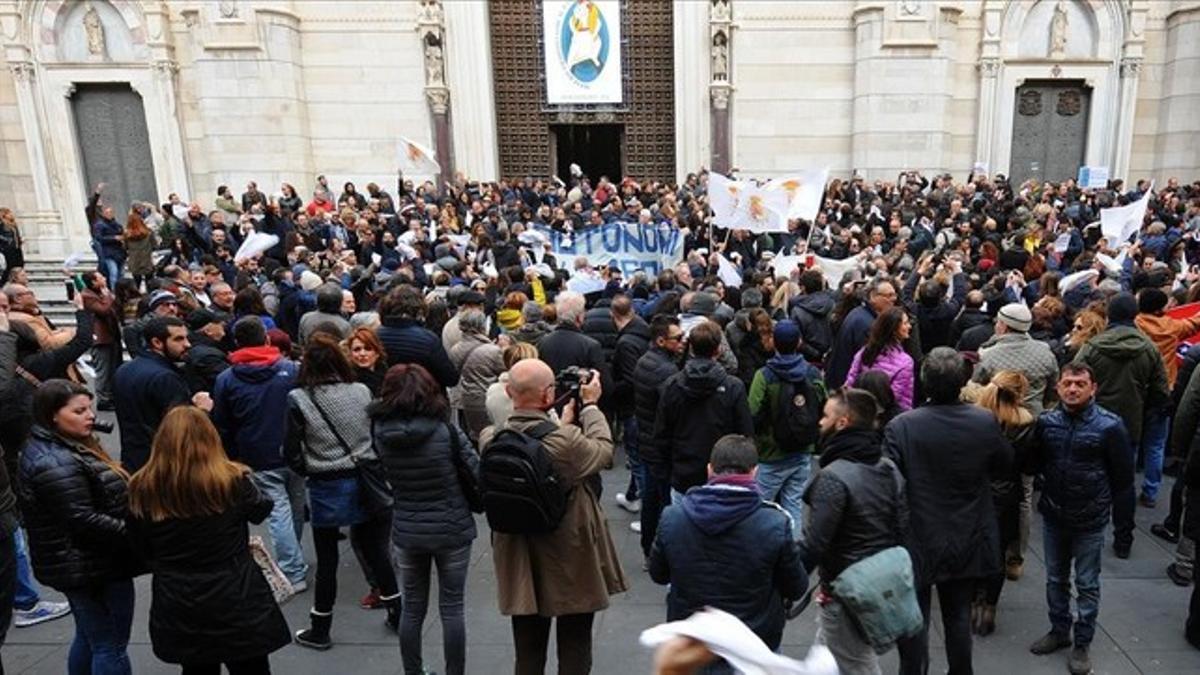 Protesta ciudadana ante la catedral de Nápoles, el 5 de marzo.