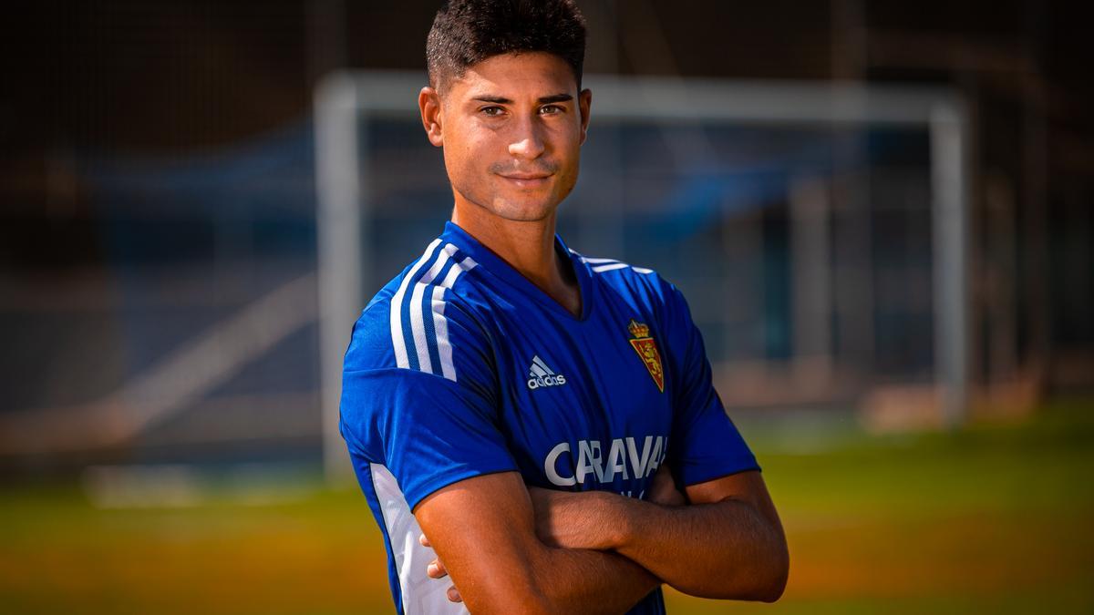 Jaume Grau posa antes de un entrenamiento con el Real Zaragoza.