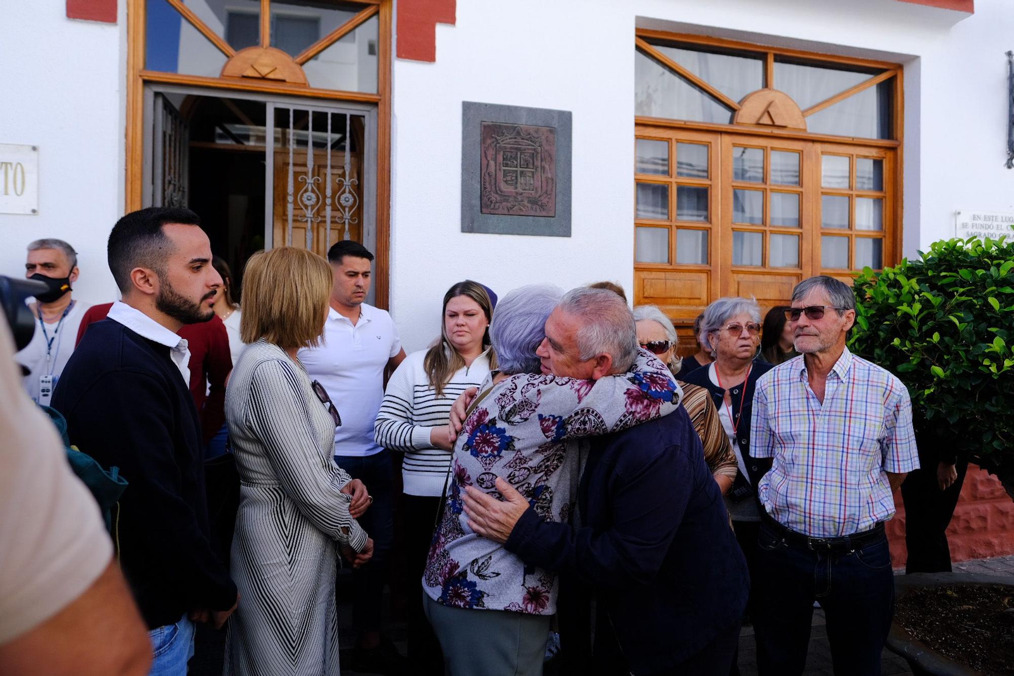 Minuto de silencio y último adiós a la mujer asesinada en La Aldea