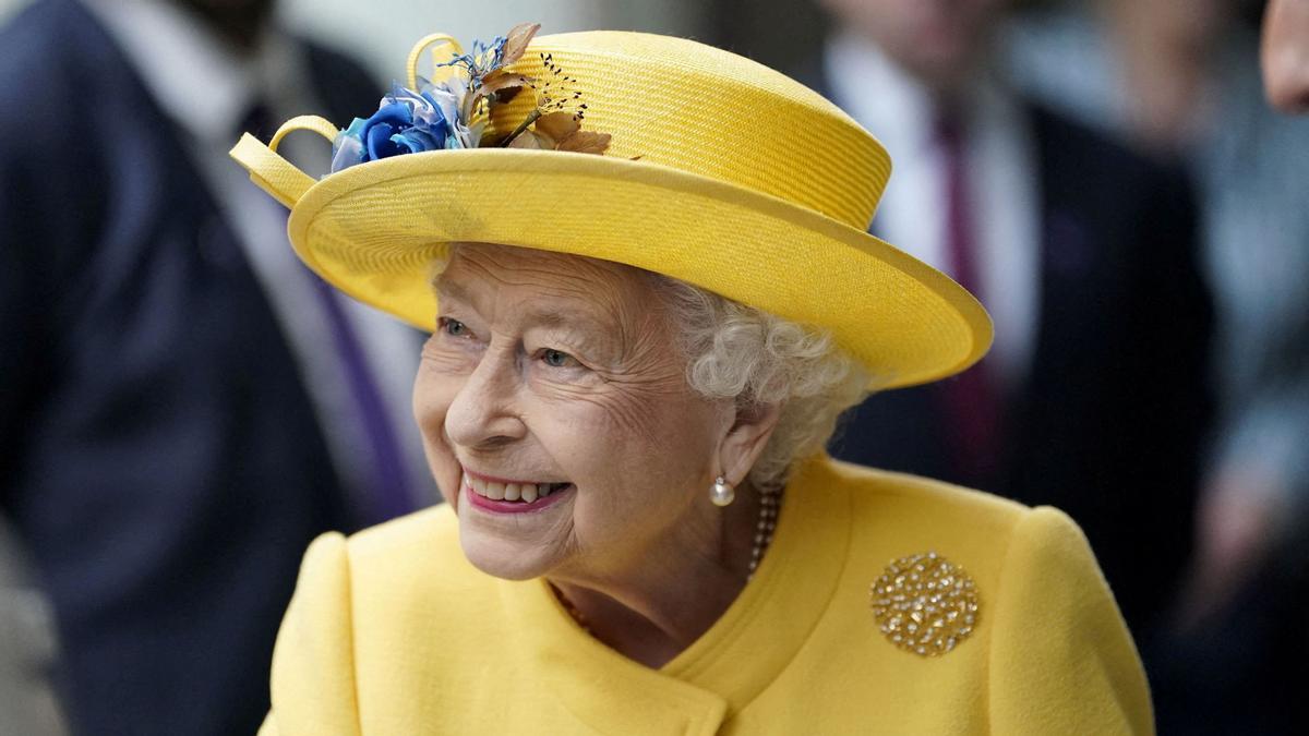 Britains Queen Elizabeth meets staff of the Crossrail project and Elizabeth Line as they mark the completion of Londons Crossrail project at Paddington station in London, Britain May 17, 2022. Andrew Matthews/Pool via REUTER