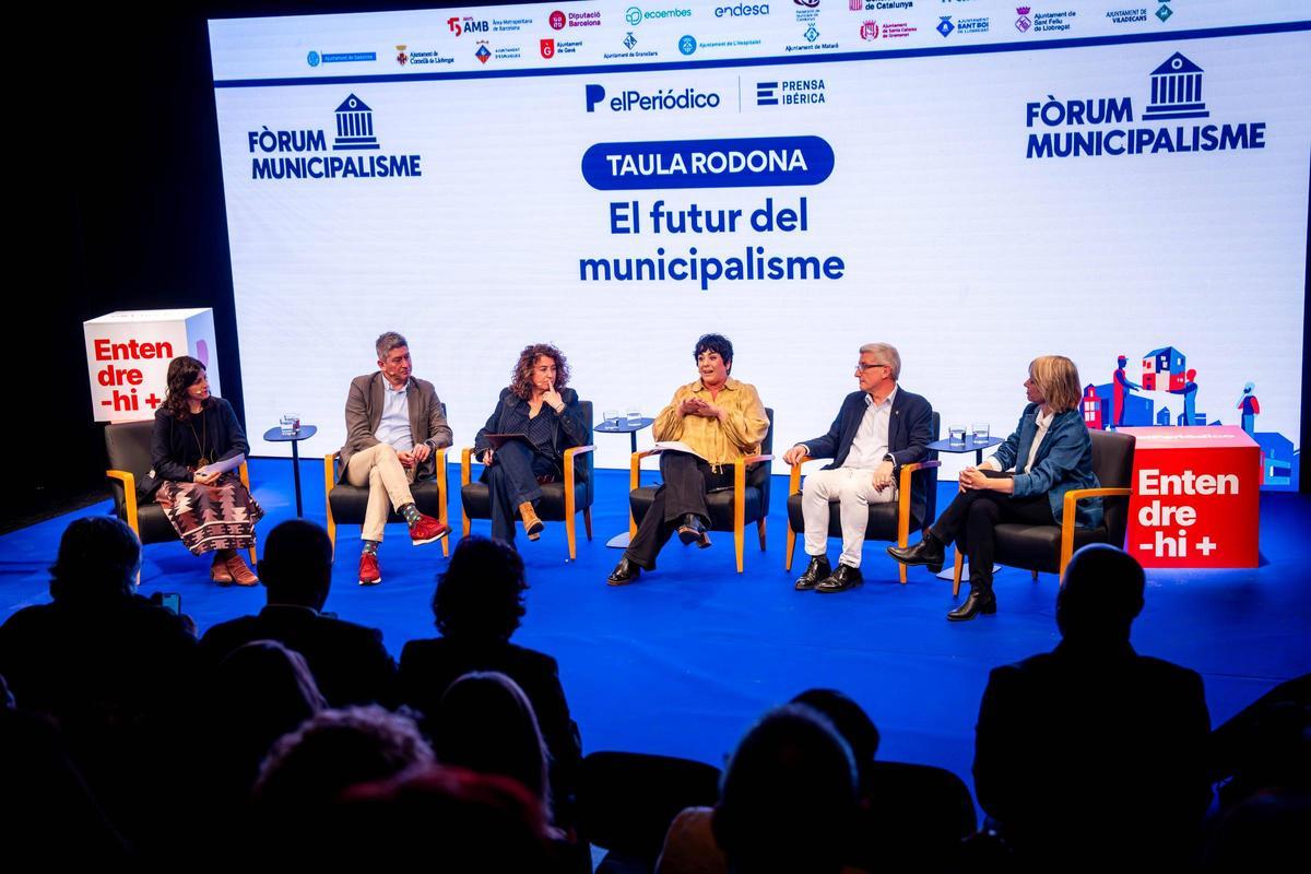 Segunda mesa redonda del Fòrum Municipalisme. De izquierda a derecha, Meritxell M. Pauné, la moderadora, jefa de Gran Barcelona en EL PERIÓDICO; David Quirós, alcalde de L'Hospitalet; Olga Morales, alcaldesa de Viladecans; Mireia González, alcaldesa de Santa Coloma de Gramenet; Eduard Sanz, alcalde de Esplugues de Llobregat; y Alba Barnusell, alcaldesa de Granollers.