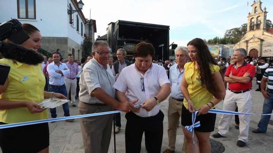 El alcalde corta la cinta de la inauguración de la fiesta, ayer tarde, en Salvaterra de Miño.