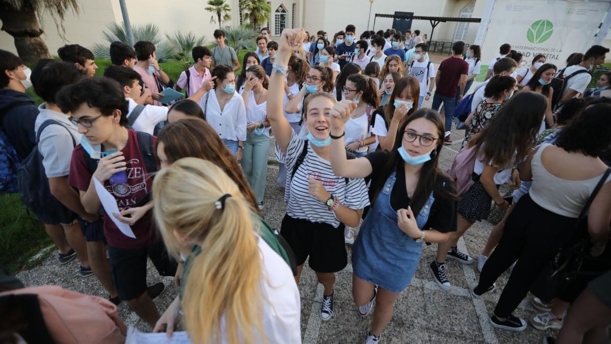 Alumnos antes de la prueba de Selectividad en Córdoba.