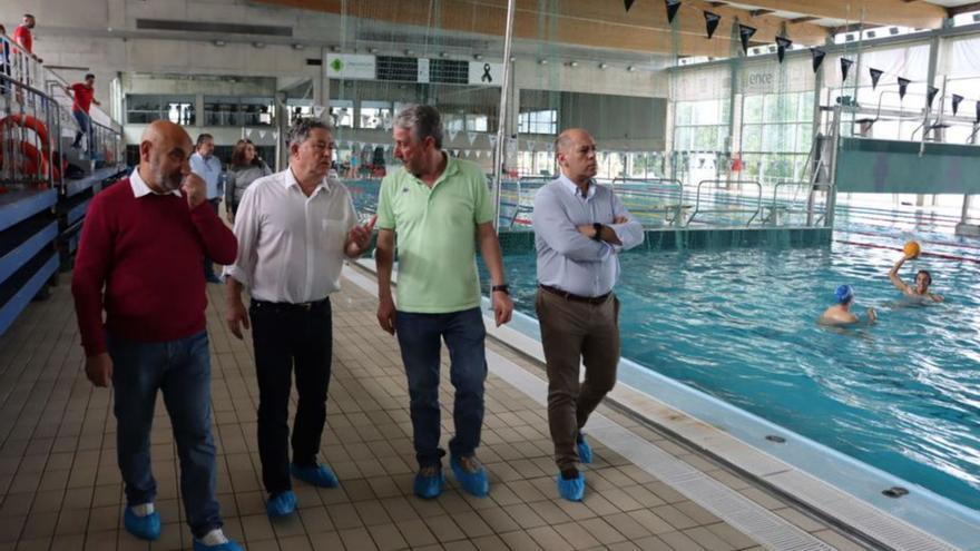 Visita de Lores y Fernández al Complexo Deportivo Rías do Sur. |  // FDV