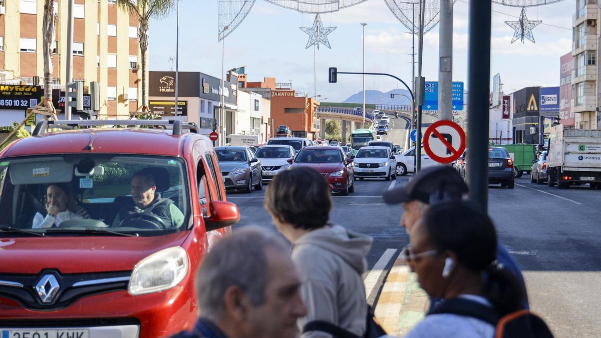 Tráfico denso y viandantes, esta semana en la Plaza de Alicante, en la ciudad de Cartagena.