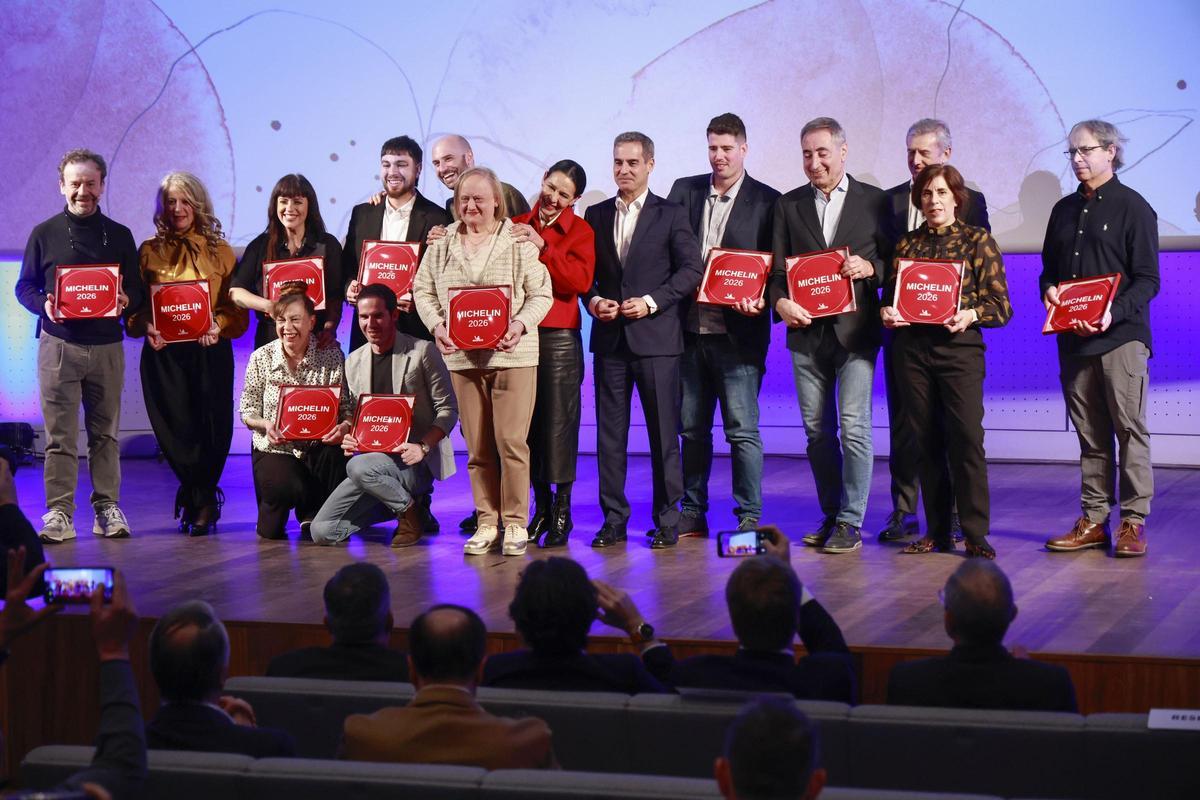 Los cocineros asturianos recomendados en Michelin, con sus placas, en La Coruña.