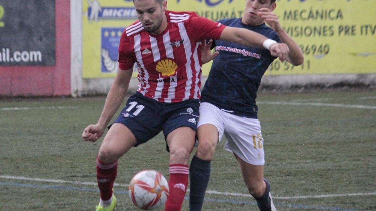 Álex, del Choco, presiona a Nando, del Alondras, en el partido de ayer en O Morrazo. // SANTOS ÁLVAREZ