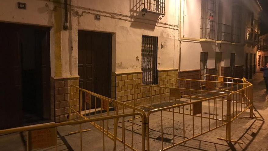 El hundimiento de la cubierta de una vivienda obliga al Ayuntamiento a cerrar al tráfico la calle San Sebastián