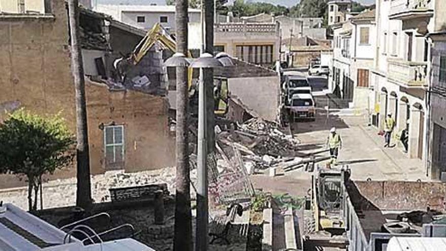 Derriban otra vivienda afectada por las inundaciones.