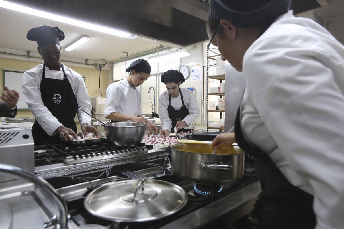 Estudiantes de FP de la provincia de Alicante, de prácticas en una cocina