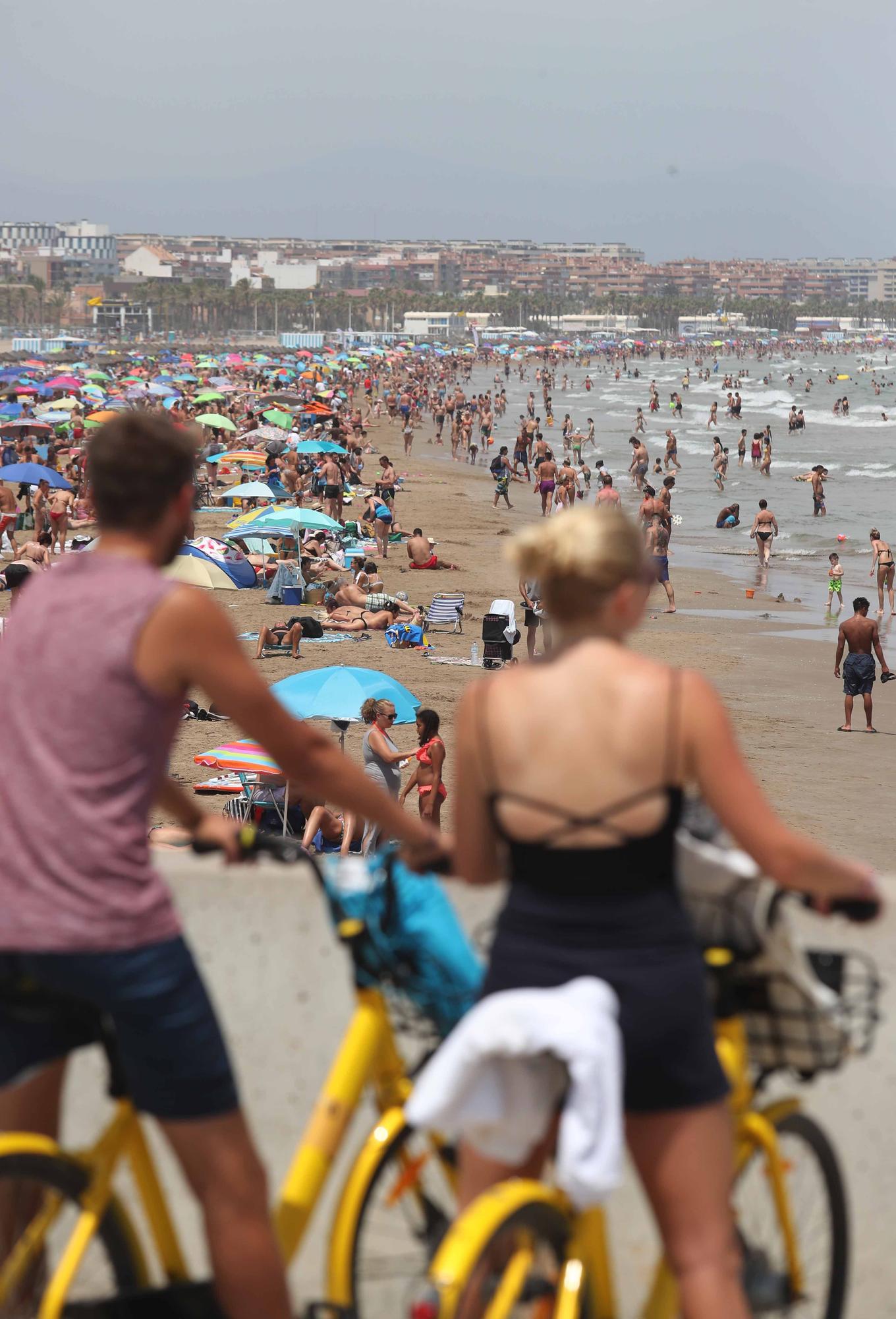 La playa y las terrazas, de nuevo, llenas