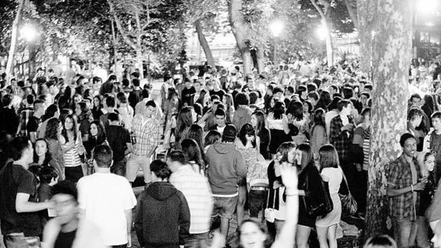 Jóvenes de «botellón» en el parque del Muelle.