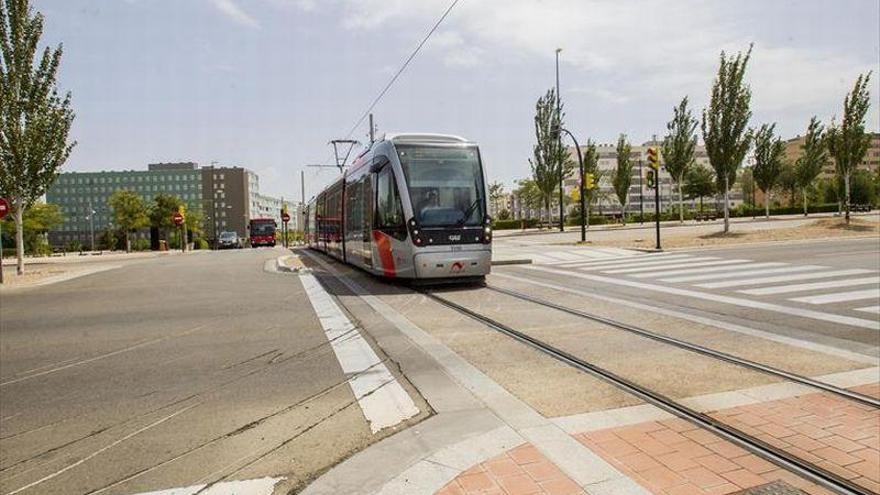 La mujer que resultó herida al chocar el tranvía con la ambulancia que la trasladaba continúa muy grave