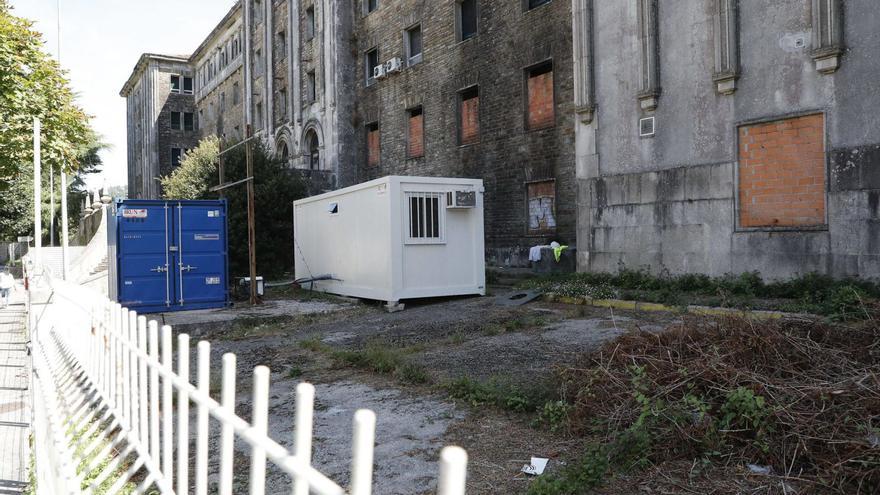 Casetas de obras, ayer en el edificio del antiguo Hospital Xeral de Galeras/ antonio hernández