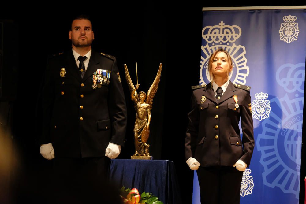El oficial Lucas Marín Navarro y los agentes Carlos Seva Cortés y Antonio Murcia García reciben la Cruz al Mérito Policial con Distintivo Blanco