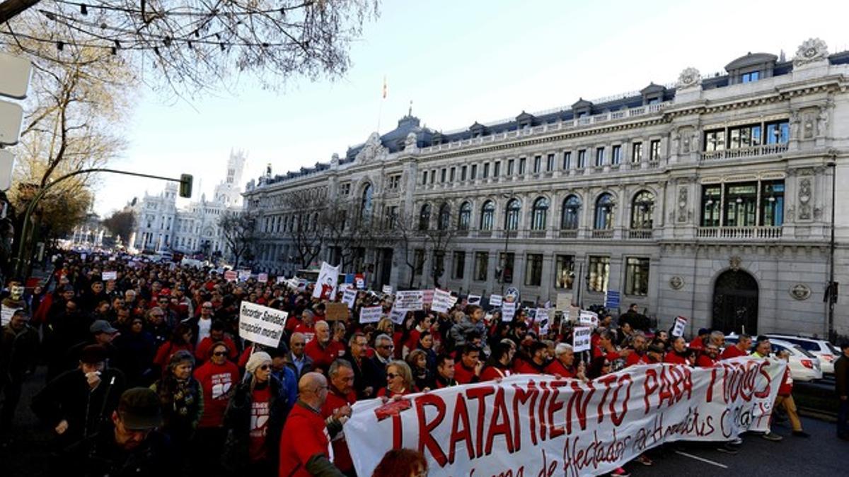 Marcha por la protesta de enfermos de Hepatitis C por Madrid. En la foto pasando por la calle Alcalá