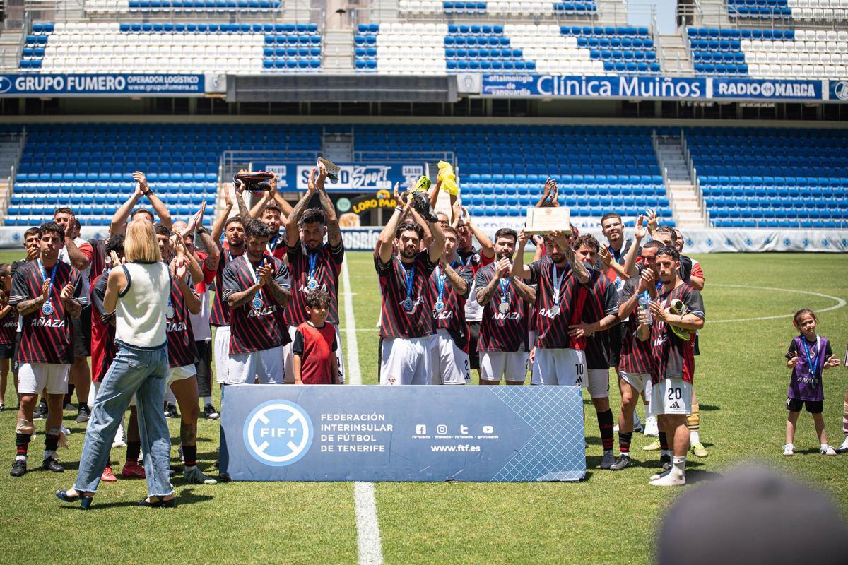 Los jugadores del Añaza, con la medalla de subcampeones.