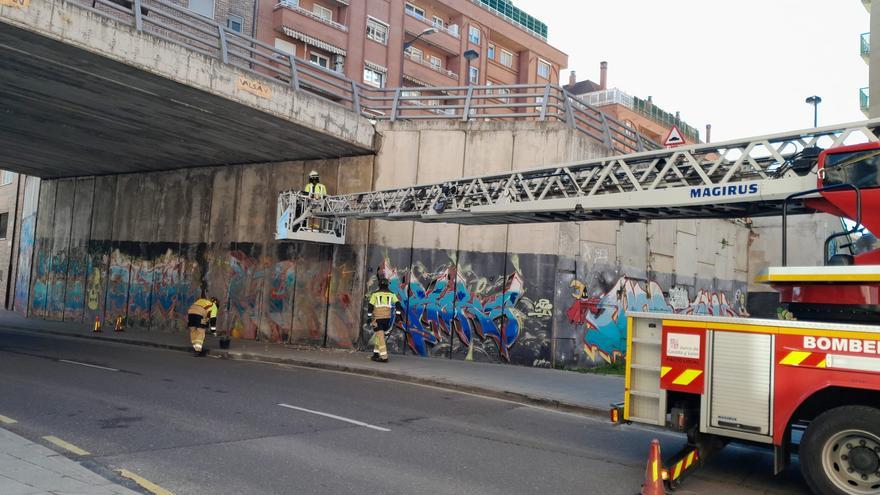 ¿Qué ha ocurrido esta mañana en el puente de Puerta Nueva de Zamora? Bomberos, policía y cascotes